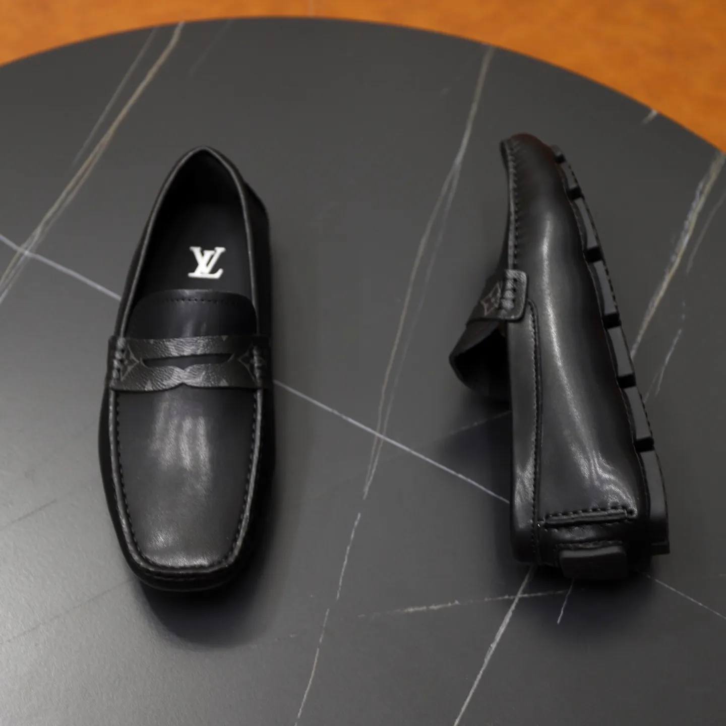 Ex-factory price: 460💰【LV】Louis Vuitton ⚠️High-end men’s driving and pedal series ⚠️38-44 (customized for 45) ⚠️All original cowhide leather! Thick and soft! Made entirely of calfskin lining! Rubber sheet anti-slip beanie sole! Three-dimensional package technology! Fashionable and classic! Handicrafts! Original high quality! Feel free to compare!
